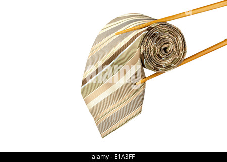 Cravatta maschile come rullo di sushi con bacchette isolati su sfondo bianco Foto Stock