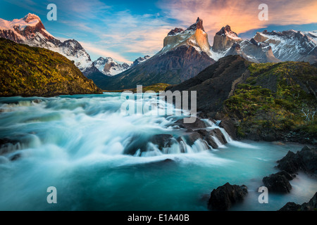 Los Cuernos torreggianti sopra Salto Grande e Lago Nordenskjold, Torres del Paine, Patagonia cilena. Foto Stock