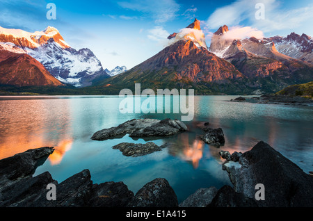 Los Cuernos riflettendo in Lago Nordenskjold, Torres del Paine, Patagonia cilena Foto Stock