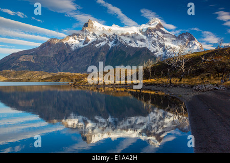 Cerro Paine Grande riflettendo in Lago Nordenskjold, Torres del Paine, Patagonia cilena Foto Stock