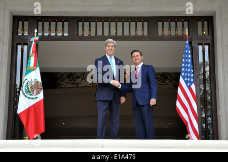 Segretario di Kerry, Presidente messicano Peña Nieto pongono a Los Pinos a Città del Messico Foto Stock