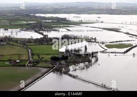 Fotografia aerea del villaggio di Muchelney, Somerset, circondato da acqua di inondazione. Foto Stock