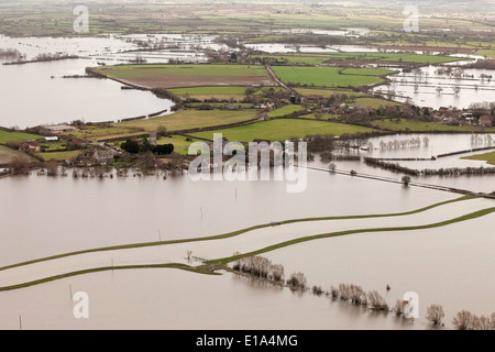 Fotografia aerea del villaggio di Muchelney, Somerset, circondato da acqua di inondazione. Foto Stock