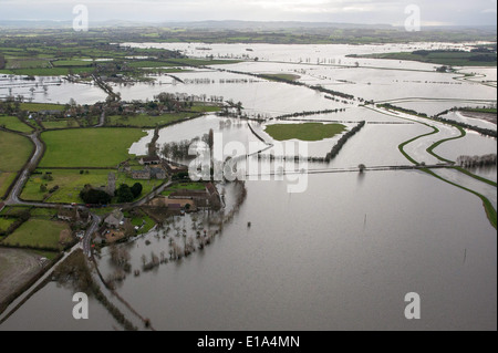 Fotografia aerea del villaggio di Muchelney, Somerset, circondato da acqua di inondazione Foto Stock