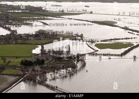 Fotografia aerea del villaggio di Muchelney, Somerset, circondato da acqua di inondazione. Foto Stock