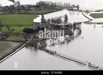 Fotografia aerea del villaggio di Muchelney, Somerset, circondato da acqua di inondazione. Foto Stock