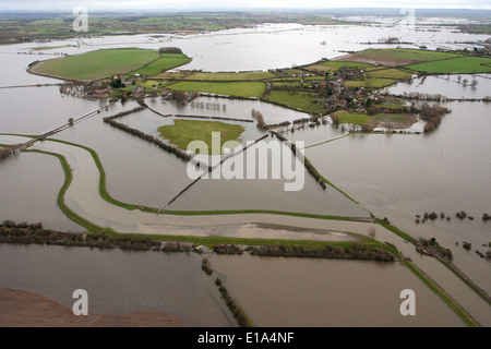 Fotografia aerea del villaggio di Muchelney, Somerset, e le aree circostanti circondato da acqua di inondazione. Foto Stock