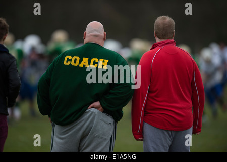 Vista posteriore di un grande americano calvo allenatore di calcio, REGNO UNITO Foto Stock