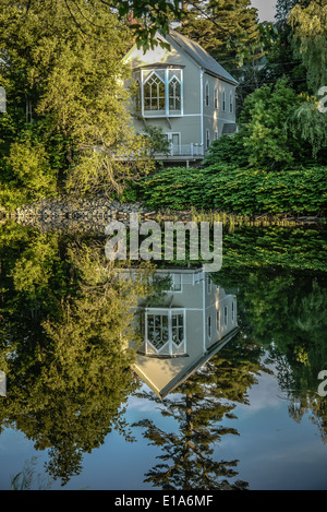 I riflessi di una chiesa nel Vermont nel fiume Foto Stock