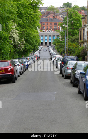 Glasgow West End, vista lungo Huntley Gardens occupato con auto parcheggiate verso Byres Road, Scozia, Regno Unito Foto Stock