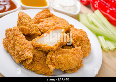 Croccante di pepite di pollo con tre salse di immersione. Foto Stock