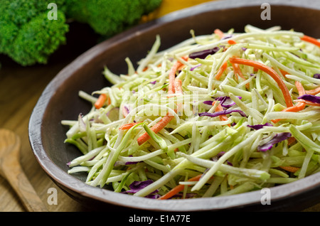 Una ciotola di coleslaw croccante. Foto Stock