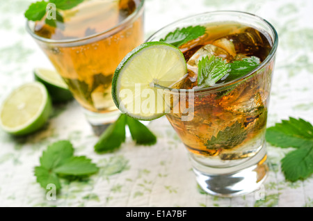 Un delizioso e rinfrescante mojito con lime e foglie di menta. Foto Stock