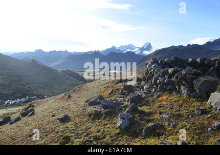 Una vista della valle Huacahuasi da Ipsacocha sul Lares trek, nelle Ande vicino a Cusco, Perù Foto Stock