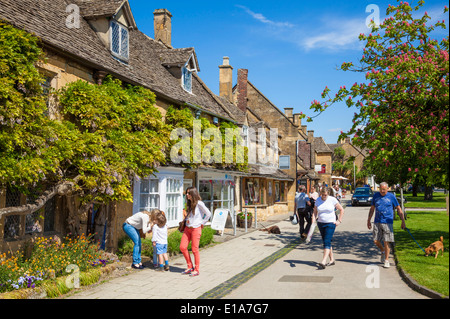 Cotswolds villaggio di Broadway turisti britannici a Broadway Village, Cotswolds, Worcestershire, Inghilterra, Regno Unito, GB Europa Foto Stock