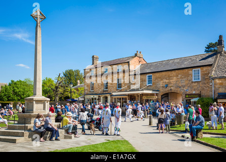Morris ballerini presso il Village Fete, Broadway Village, Cotswolds, Worcestershire, England, Regno Unito e Unione europea, Europa Foto Stock