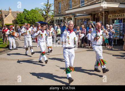 Morris Dancing nel Cotswolds Village di Broadway, The Cotswolds, Worcestershire, Inghilterra, Regno Unito, UE, Europa Foto Stock