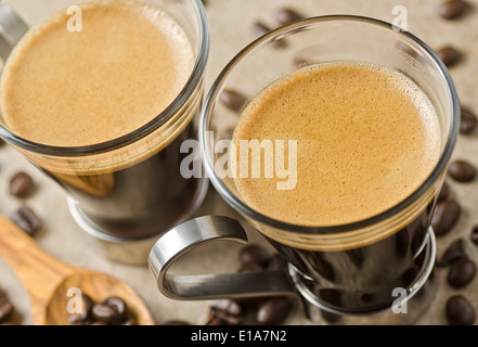 Due tazze di caffè appena macinato il caffè con i chicchi di caffè tostati. Foto Stock