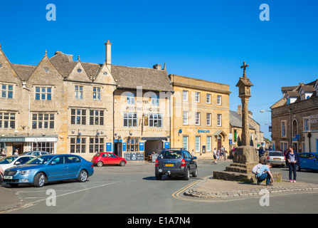 Villaggio di Cotswolds di Stow sulla piazza del mercato di Wold Stow sulla Wold, Cotswolds, Gloucesterstershire, Inghilterra, Regno Unito, GB, Europa Foto Stock