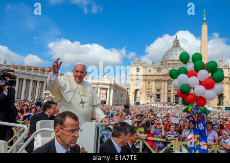 Città del Vaticano. Il 28 maggio 2014. Papa Francesco, Udienza generale del 28 maggio 2014 Credit: Davvero Facile Star/Alamy Live News Foto Stock