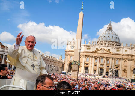 Città del Vaticano. Il 28 maggio 2014. Papa Francesco, Udienza generale del 28 maggio 2014 Credit: Davvero Facile Star/Alamy Live News Foto Stock