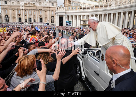 Città del Vaticano. Il 28 maggio 2014. Papa Francesco, Udienza generale del 28 maggio 2014 Credit: Davvero Facile Star/Alamy Live News Foto Stock