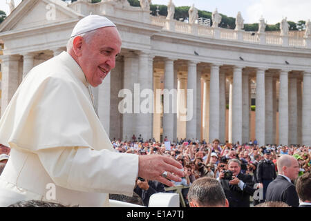 Città del Vaticano. Il 28 maggio 2014. Papa Francesco, Udienza generale del 28 maggio 2014 Credit: Davvero Facile Star/Alamy Live News Foto Stock