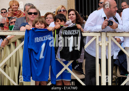 Città del Vaticano. Il 28 maggio 2014. Papa Francesco, Udienza generale del 28 maggio 2014 Credit: Davvero Facile Star/Alamy Live News Foto Stock