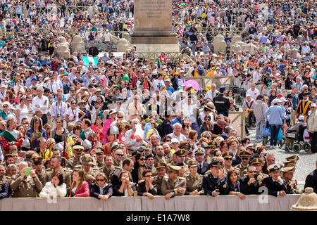 Città del Vaticano. Il 28 maggio 2014. Papa Francesco, Udienza generale del 28 maggio 2014 Credit: Davvero Facile Star/Alamy Live News Foto Stock