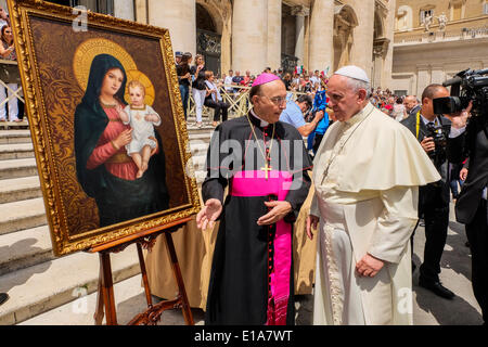 Città del Vaticano. Il 28 maggio 2014. Papa Francesco, Udienza generale del 28 maggio 2014 Credit: Davvero Facile Star/Alamy Live News Foto Stock