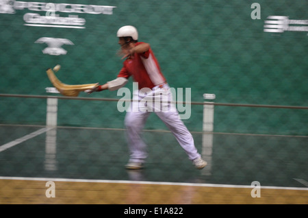 Uomo che gioca lo sport basco di Jai alai in un evento nella città francese di Biarritz Foto Stock