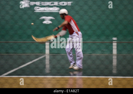 Uomo che gioca lo sport basco di Jai alai in un evento nella città francese di Biarritz Foto Stock