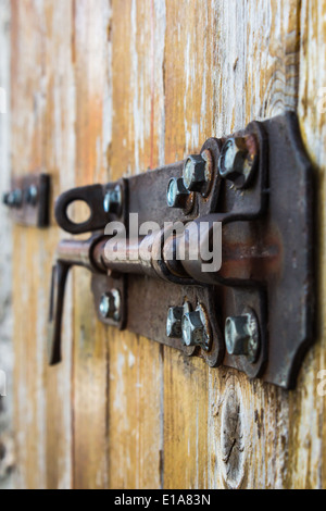 Latch di ferro su una vecchia porta di legno Foto Stock