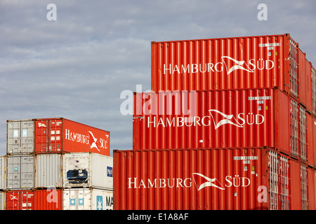 I contenitori di spedizione impilati fino a Ushuaia docks Argentina Foto Stock