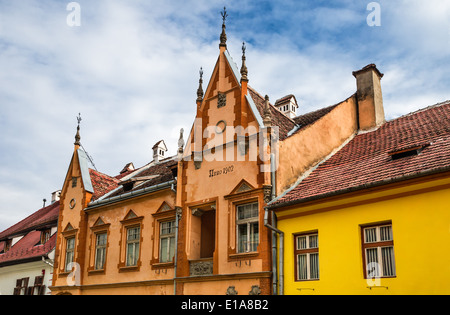 Via medievale vista in Sighisoara, Transilvania, fondata da coloni sassoni nel XIII secolo. La Romania landmark Foto Stock