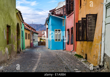 Via medievale vista in Sighisoara, Transilvania, fondata da coloni sassoni nel XIII secolo. La Romania landmark Foto Stock