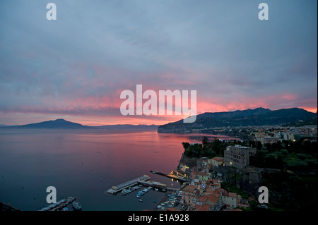 Un fuoco di alba con red sky su Sorrento e sul golfo di Napoli e sul Vesuvio, un vulcano attivo, Italia Foto Stock