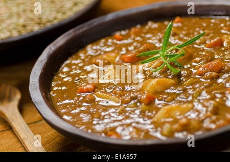 Una ciotola di sostanziosa zuppa di lenticchie. Foto Stock