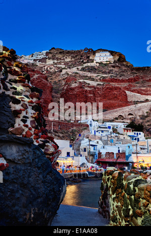 Night Shot di Ammoudi Bay con Oia Santorini Grecia sopra. Foto Stock