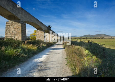 Vista di un canale di irrigazione costruito in cemento e pietra, Valdesalor, Caceres, Spagna Foto Stock