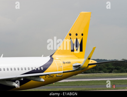 La Monarch Airlines Airbus A320-200 aereo serie G-ZBAD rullaggio all'Aeroporto Internazionale di Manchester Inghilterra England Regno Unito Regno Unito Foto Stock