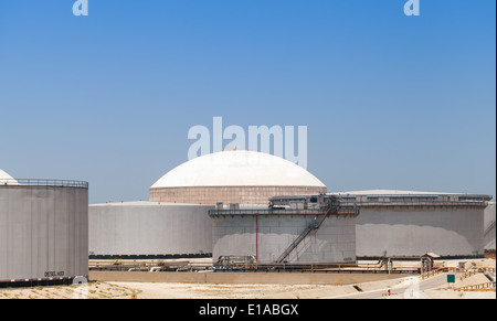 Gruppo di grandi serbatoi di olio. Ras Tanura terminale, Arabia Saudita Foto Stock