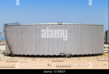 Grigio grande serbatoio con gasolio in Arabia Saudita Foto Stock