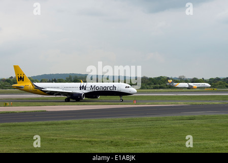 La Monarch Airlines Airbus A320-200 aereo serie G- rullaggio all'Aeroporto Internazionale di Manchester Inghilterra England Regno Unito Regno Unito Foto Stock