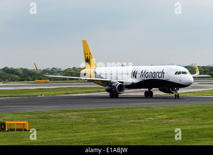 La Monarch Airlines Airbus A320-200 aereo serie G-ZBAM rullaggio all'Aeroporto Internazionale di Manchester Inghilterra England Regno Unito Regno Unito Foto Stock