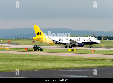 La Monarch Airlines Airbus A320-200 aereo serie G-MRJK rullaggio all'Aeroporto Internazionale di Manchester Inghilterra England Regno Unito Regno Unito Foto Stock