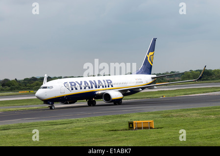 Ryanair Boeing 737-8come alette aereo di linea EI-DLD rullaggio all'Aeroporto Internazionale di Manchester Inghilterra England Regno Unito Regno Unito Foto Stock