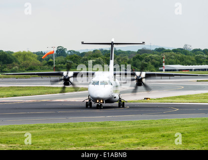 Il lattante Airways Dornier 328-110 aereo di linea G-BWIR rullaggio all'arrivo all'Aeroporto Internazionale di Manchester Inghilterra England Regno Unito Foto Stock