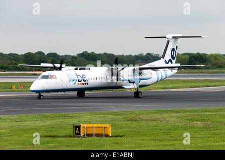 Flybe Bombardier DeHavilland Canada DHC-8-402Dash Q8 aereo di linea G-FLBE rullaggio all'Aeroporto di Manchester Inghilterra England Regno Unito Regno Unito Foto Stock