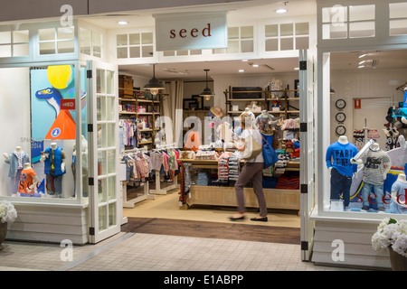 Sydney Australia,nuovo Galles del Sud,Aeroporto Kingsford-Smith,SYD,terminal,ingresso,prodotti vendita,marche,vendita,shopping shopper Foto Stock